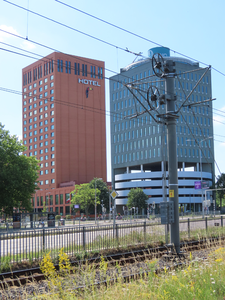 915149 Gezicht op de gebouwen van het Van der Valk Hotel Utrecht (Winthontlaan 4) en van o.a. het onderzoeksinstituut ...
